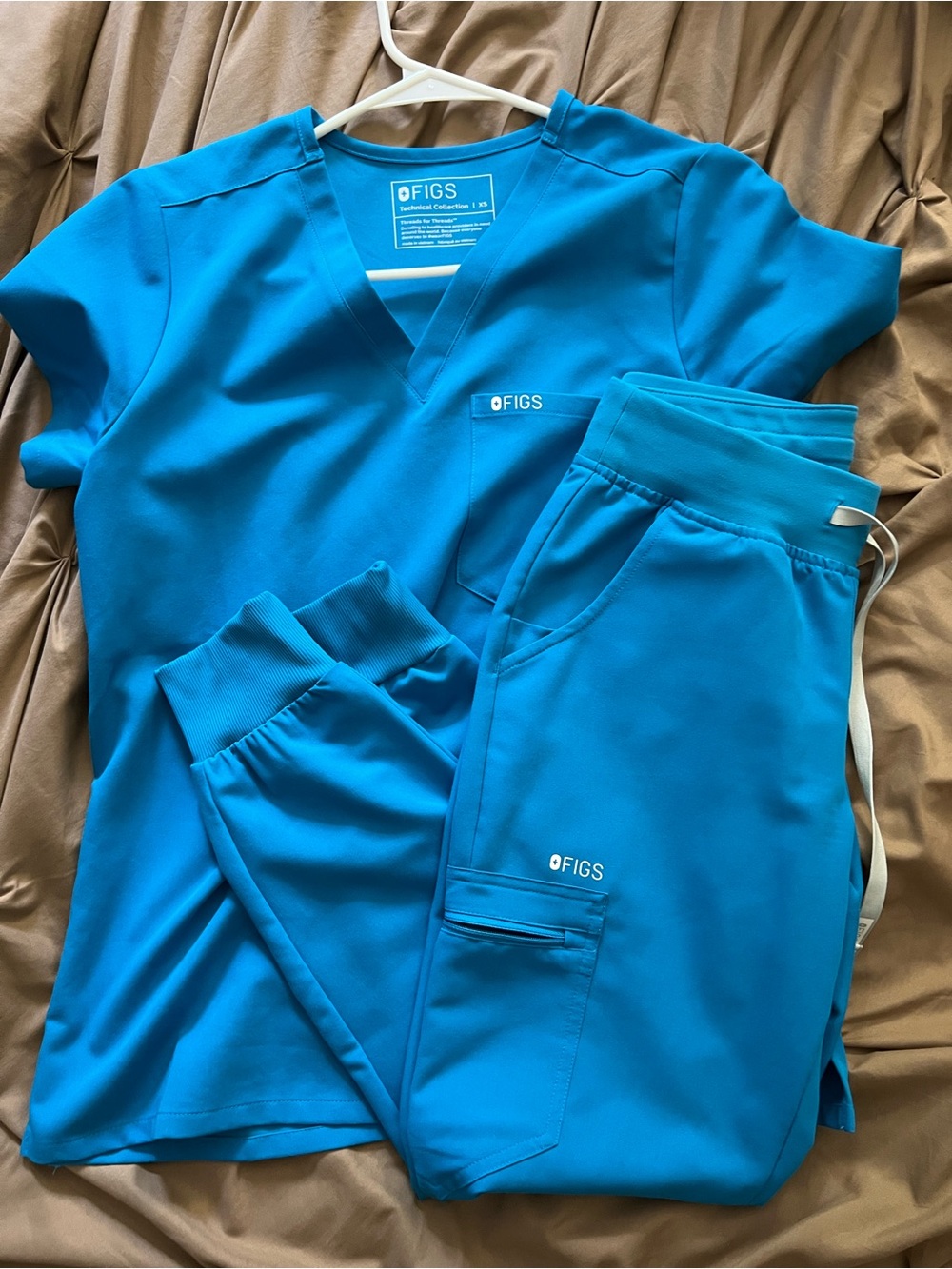 FIGS Women’s Jogger Scrub Pants and Top in Teal